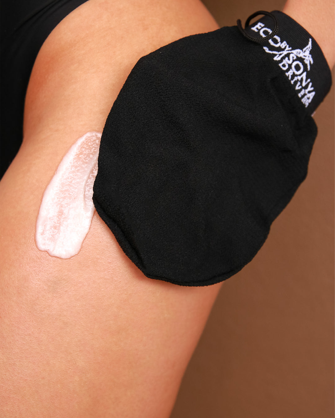 Exfoliating Tan Remover Glove is perfect fake tan remover, evening out skin tone and eliminating the need for harsh rubbing or toxic chemical removers. Eco Tan Australian stockist. Free Shipping for orders over $350. Shop now!